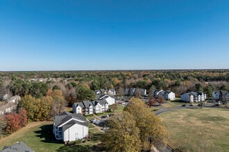Laurel Oaks Condos in Glen Allen, VA - Building Photo - Building Photo