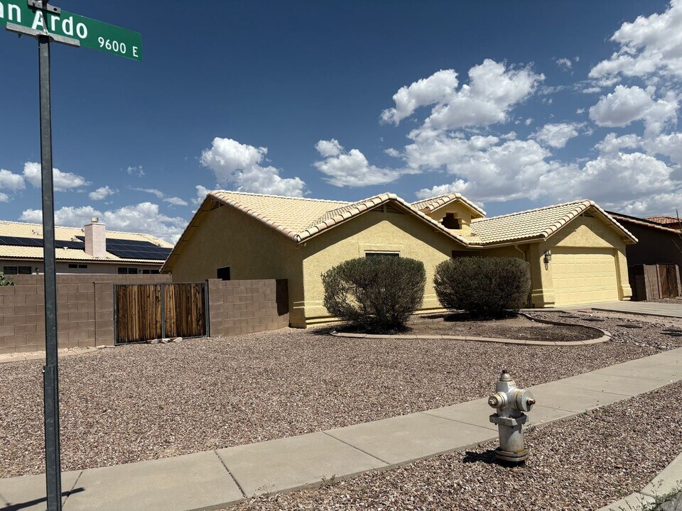 9565 E Paseo San Ardo in Tucson, AZ - Building Photo