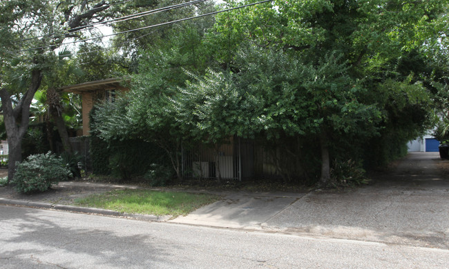 3416 Yoakum Blvd in Houston, TX - Building Photo - Building Photo