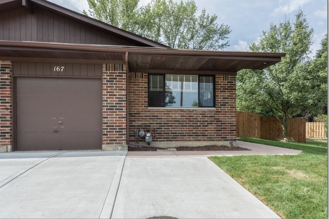 167 Virginia Ct in Streamwood, IL - Building Photo