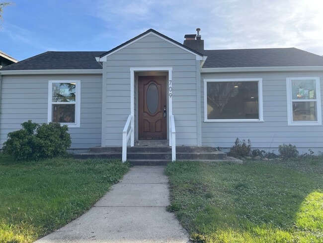 709 W Jackson St in Medford, OR - Building Photo - Building Photo