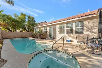 5873 Wildhorse Ledge Ave in Las Vegas, NV - Foto de edificio - Building Photo