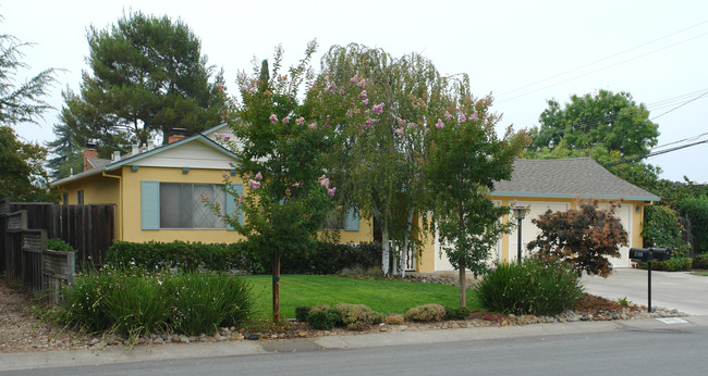 2100 Fallen Leaf Ln in Los Altos, CA - Building Photo - Building Photo