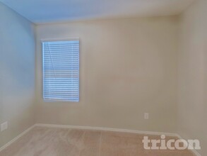 11828 Mancos Trl, Unit 2955 W Lawrence Street, Apt E-05 in Rhome, TX - Foto de edificio - Building Photo