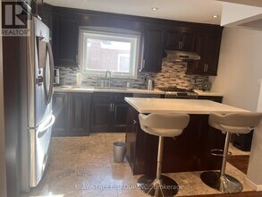 58 Ellendale Dr in Toronto, ON - Building Photo - Building Photo