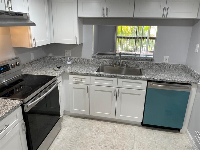 6340 Newtown Cir in Tampa, FL - Building Photo - Building Photo