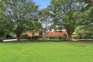 5224 N Peachtree Rd in Dunwoody, GA - Building Photo