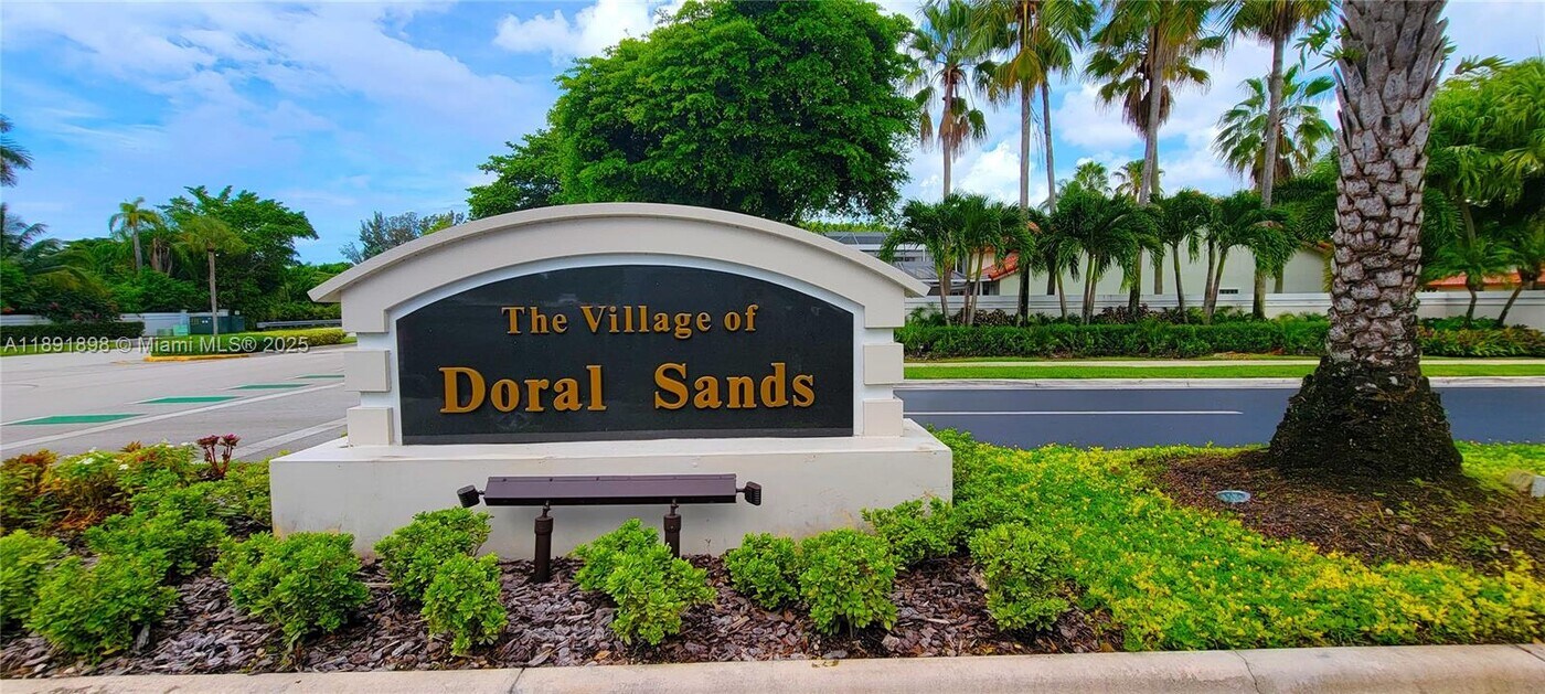 10635 NW 54th St in Doral, FL - Foto de edificio