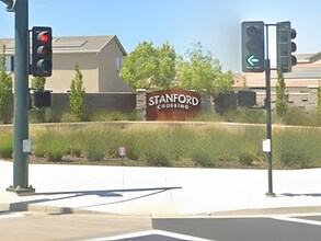 676 Rosedale Wy in Lathrop, CA - Foto de edificio - Building Photo