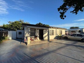 825 E 9th Ln in Hialeah, FL - Building Photo