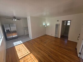 815 Pacific Ave in Long Beach, CA - Building Photo