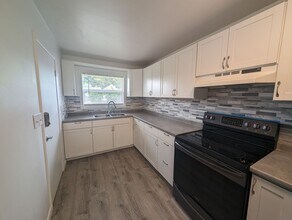 1910 NE Sylvan Way in Bremerton, WA - Building Photo - Building Photo