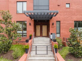 4529 MacArthur Blvd, NW in Washington, DC - Foto de edificio - Building Photo