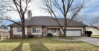 9 Dunedin Dr in Bella Vista, AR - Building Photo