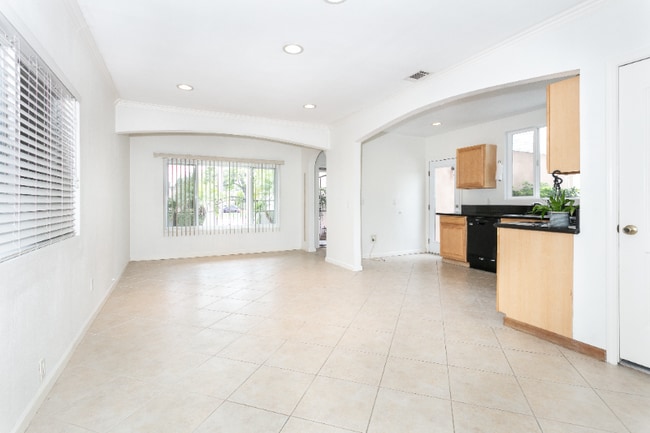 326 N Naomi St in Burbank, CA - Foto de edificio - Building Photo