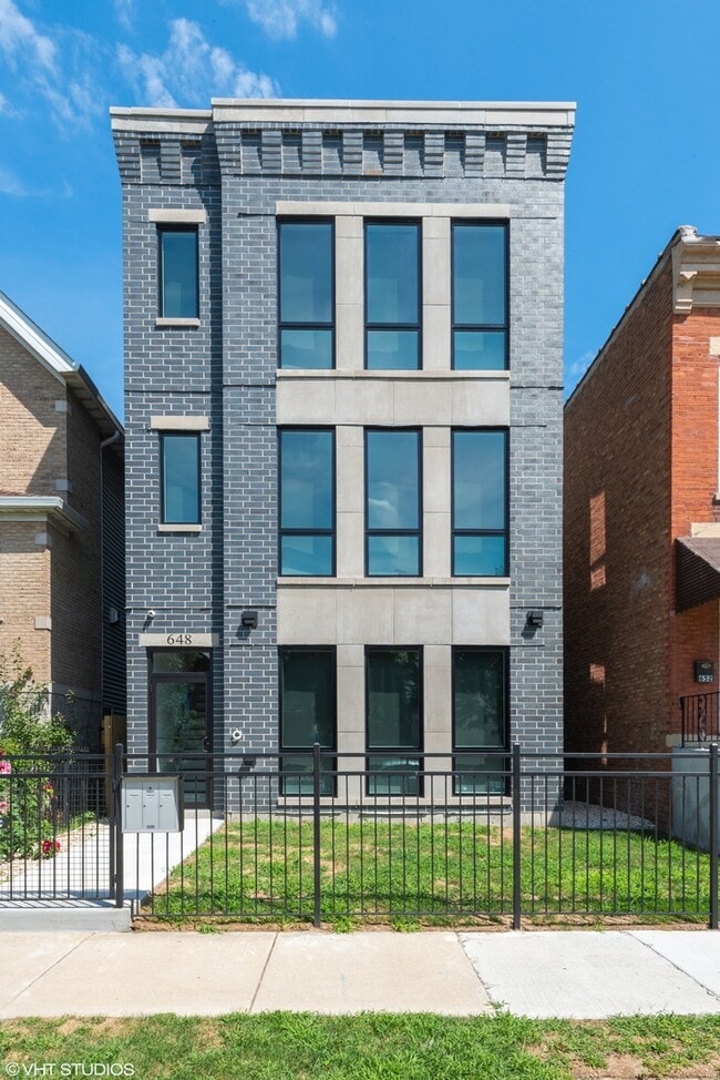 648 E Bowen Ave in Chicago, IL - Building Photo - Building Photo