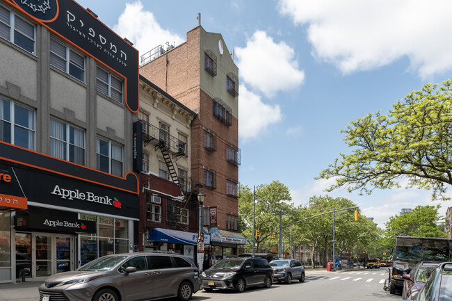 40 Lee Ave in Brooklyn, NY - Foto de edificio - Building Photo