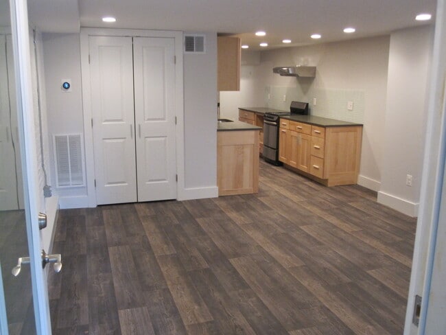 1658 Monroe St NW, Unit 1658 Apt B in Washington, DC - Foto de edificio - Building Photo