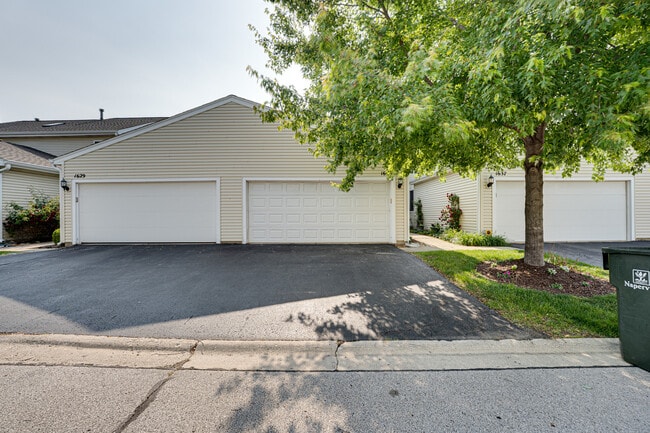 1633 Hilton Head Dr in Naperville, IL - Building Photo - Building Photo