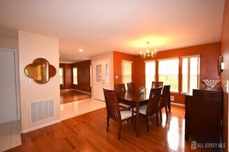 116 Briarwood Dr in North Brunswick, NJ - Building Photo - Building Photo