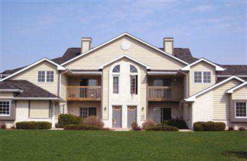 Riverpark Meadows Apartments in Pewaukee, WI - Foto de edificio