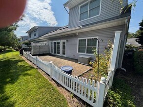 241 Pond View Dr in Port Washington, NY - Foto de edificio - Building Photo