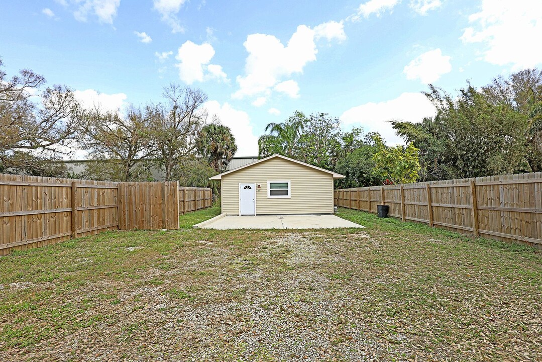 216 Evergreen Rd in North Fort Myers, FL - Building Photo