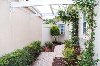 22 Vía Verona in Palm Beach Gardens, FL - Foto de edificio - Building Photo