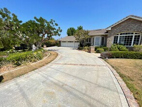 19077 Oriente Dr in Yorba Linda, CA - Foto de edificio - Building Photo
