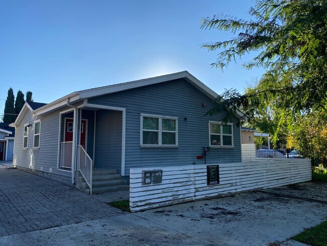 5708 Colfax Ave in Los Angeles, CA - Building Photo - Building Photo