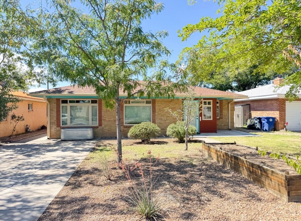 231 Adams St NE in Albuquerque, NM - Building Photo