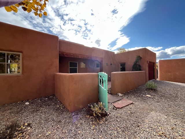 215 Mariposa Pl in Taos, NM - Building Photo