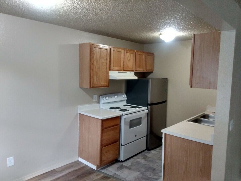 345 N 5th St in Klamath Falls, OR - Building Photo