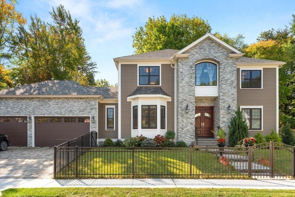 10 Fox Hill Rd in Newton, MA - Building Photo