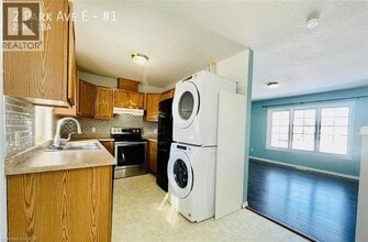 2 Park Ave in Brantford, ON - Building Photo - Building Photo