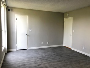 4329 Colfax Ave-Unit -204 in Los Angeles, CA - Building Photo - Building Photo