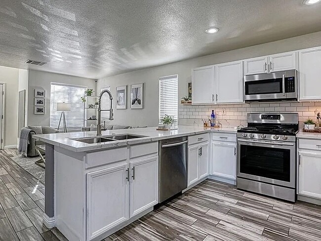 6080 St Petersburg Dr in Las Vegas, NV - Building Photo - Building Photo