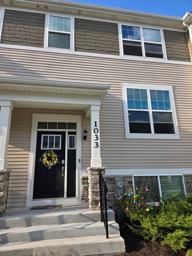 1033 Atterberg Rd in South Elgin, IL - Building Photo - Building Photo