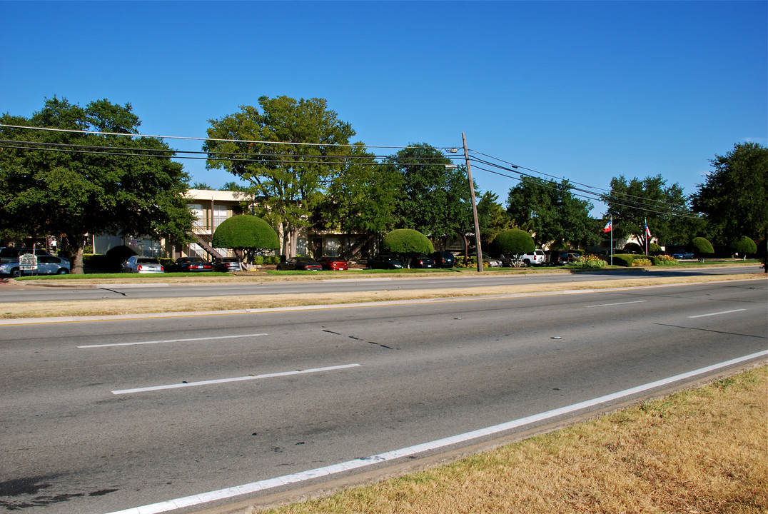 Oak Park in Dallas, TX - Foto de edificio