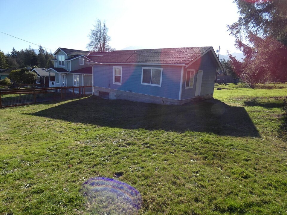 903 S B St in Port Angeles, WA - Building Photo