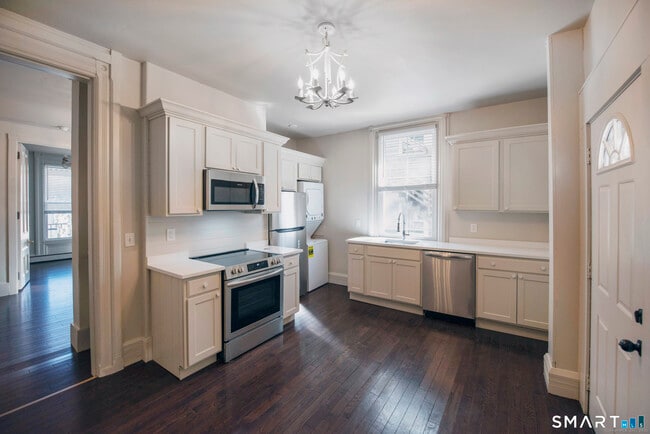 214 Broadway in Norwich, CT - Foto de edificio - Building Photo