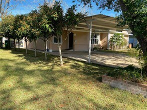 1301 Bayswater Dr in Houston, TX - Building Photo - Building Photo