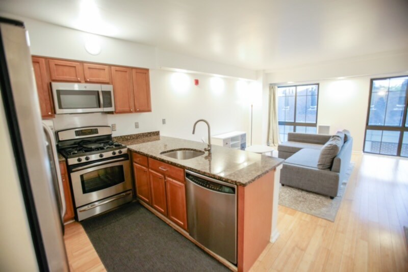 7915 Eastern Ave, Unit 314 in Silver Spring, MD - Foto de edificio