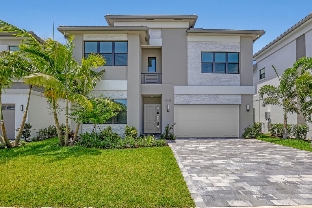 13025 Feathering Wy in Palm Beach Gardens, FL - Building Photo