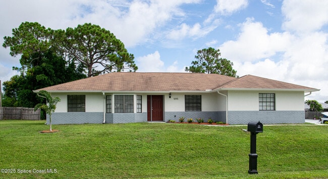 property at 1095 Lynbrook St NW