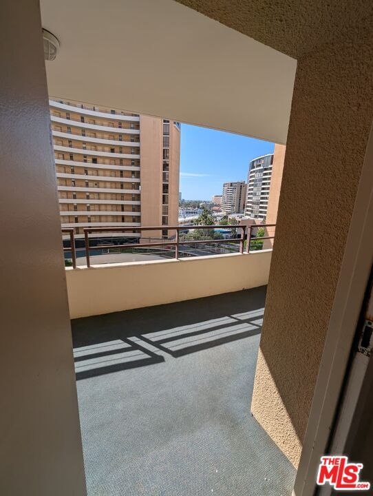 4337 Marina City Dr in Marina Del Rey, CA - Foto de edificio - Building Photo