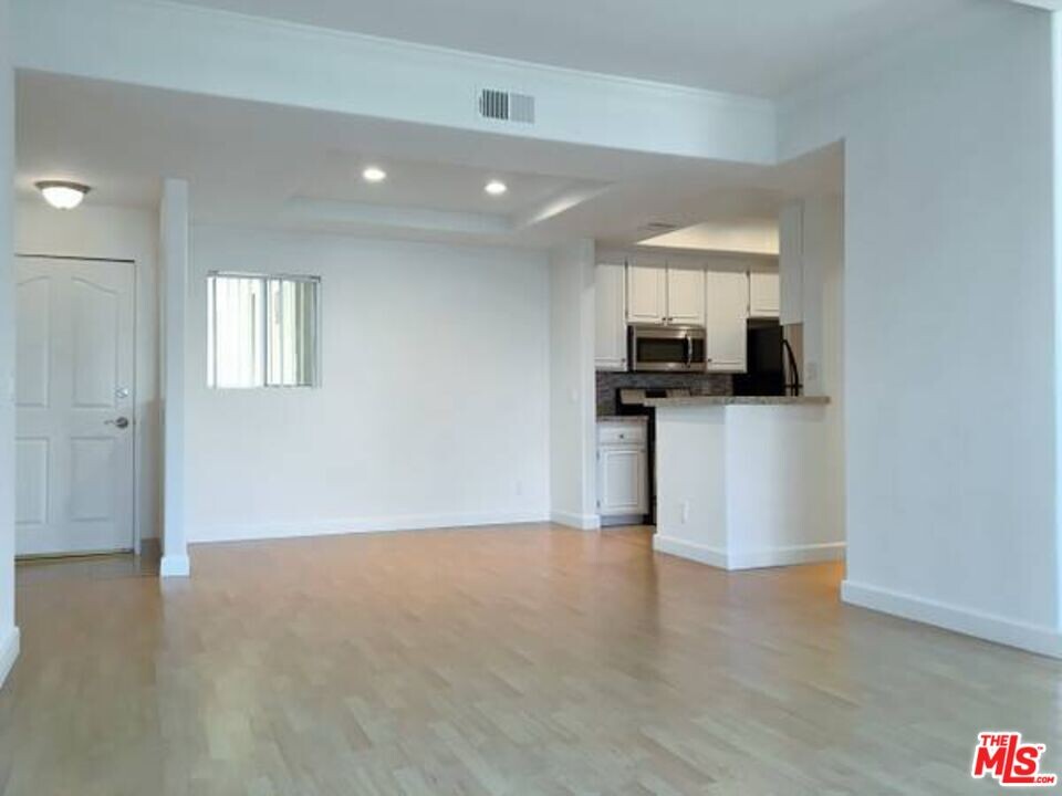 14430 Benefit St in Los Angeles, CA - Foto de edificio