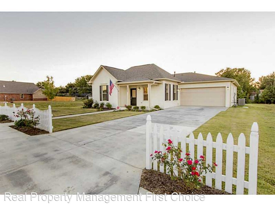 8808 S 36th Terrace in Fort Smith, AR - Building Photo