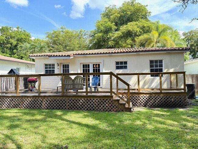 5760 SW 35th St in Miami, FL - Building Photo - Building Photo