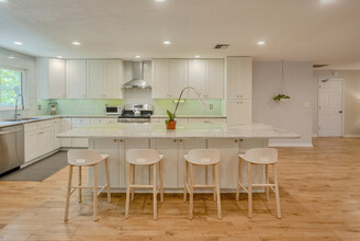 515 Appian Way NE in St. Petersburg, FL - Building Photo - Building Photo